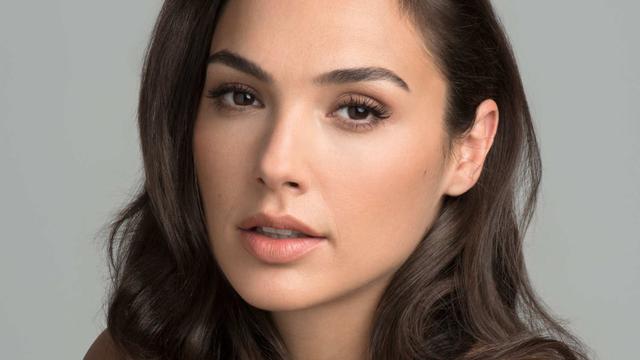 Pose di Air Terjun, Gal Gadot Kunjungi Indonesia? - ShowBiz Liputan6.com