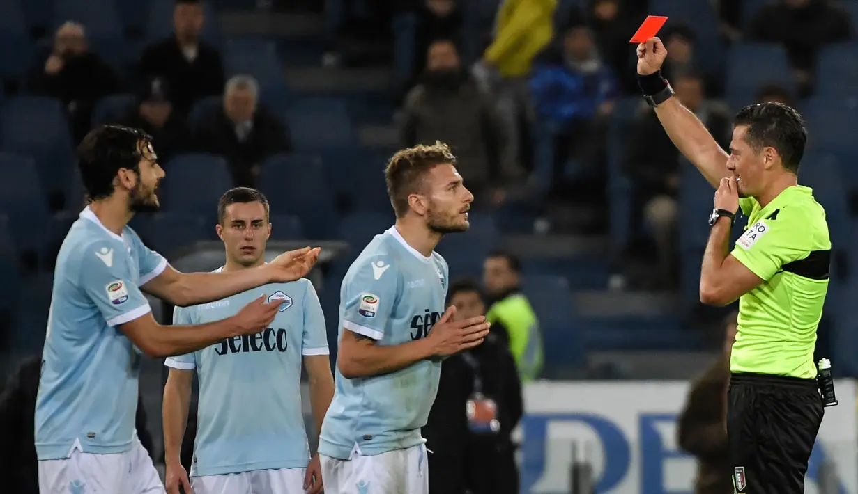 Setiap musimnya, setidaknya Lazio sudah menyumbangkan beberapa pemainnya untuk masuk ke dalam daftar pemain yang dikeluarkan dari lapangan oleh wasit. (AFP/Andreas Solaro)