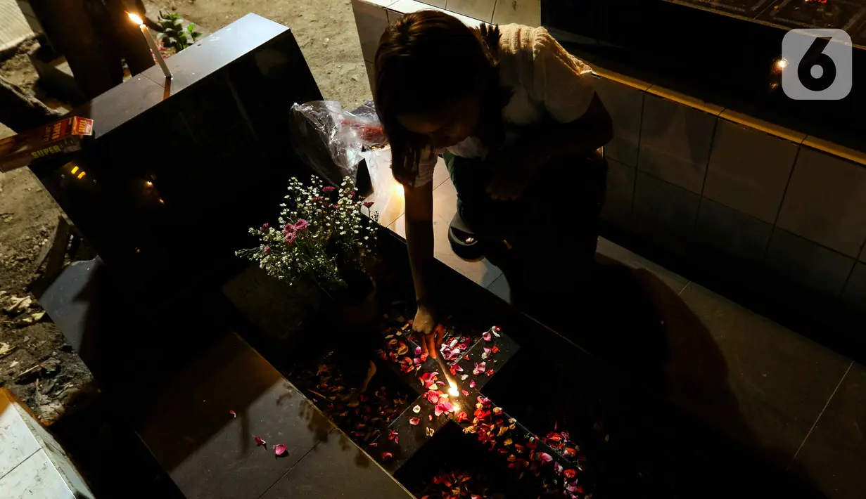 Saat perayaan Natal, ada dua kegiatan yang saling berkaitan dilakukan yaitu ibadah dan tradisi nyekar. Tradisi itu dilakukan oleh warga Kampung Tugu. (Liputan6.com/Herman Zakharia)