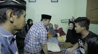 Wali Kota Semarang, Hendrar Prihadi, mengucapkan belasungkawa kepada keluarga salah satu korban pesawat Lion Air JT 610, Joyo Nuroso, di Kampung Batik, Kota Semarang, Senin (29/10 - 2018) malam. (Istimewa/Humas Pemkot Semarang)