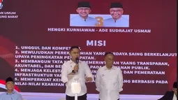 Di nomor urut tiga ada Hengky Kurniawan dan Ade Sudrajat. Keduanya kompak kenakan kemeja putih dan celana hitam. Hengky yang pernah menjabat sebagai Bupati Bandung Barat sisa masa jabatan 2018–2023 ini tampil santai selama debat. Meski sempat ada masalah pada mic dan pertanyaan tiba-tiba dirubah, namun ia tetap semangat dalam menjemput kemenangan. (Liputan6.com/IG/@sonyafatmala)