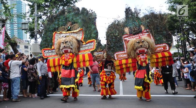 Atraksi reog ponorogo beraksi saat karnaval Cap Go Meh 2018 di Jalan Gajah Mada, Jakarta, Minggu (4/3). Beragam atraksi budaya ditampilkan dalam karnaval perayaan Cap Go Meh 2018 di kawasan Glodok Jakarta. (Liputan6.com/Helmi Fithriansyah)