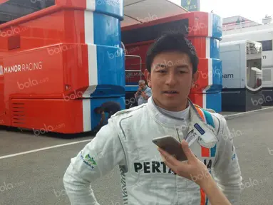 Pebalap Manor Racing asal Indonesia, Rio Haryanto, diwawancara seusai latihan bebas kedua F1 GP Spanyol di Sirkuit Catalunya, Spanyol, Jumat (13/5/2016). (Bola.com/Reza Khomaini)