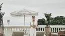 Penyanyi Indonesia Go Internasional ini tampil serba putih dengan atasan crop top dipadukan kain putih sebagai bawahan. (@agnezmo)