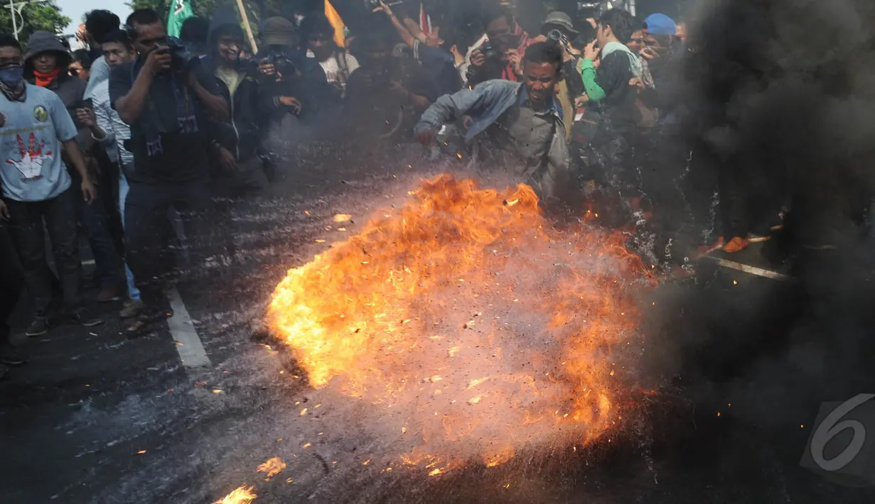Ribuan mahasiswa dari berbagai kampus melakukan aksi peringatan Hari Kebangkitan Nasional di depan Istana Presiden, Jakarta, Rabu (20/5/2015). Dalam aksinya mereka membakar ban bekas dan menuntut agar Jokowi - JK segera turun. (Liputan6.com/Johan Tallo)