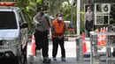 Bupati Banjarnegara Budhi Sarwono mengenakan rompi tahanan tiba di Gedung KPK, Jakarta, Jumat (24/9/2021). Bupati Banjarnegara Budhi Sarwono kembali menjalani pemeriksaan terkait kasus dugaan korupsi proyek infrastruktur. (Liputan6.com/Faizal Fanani)