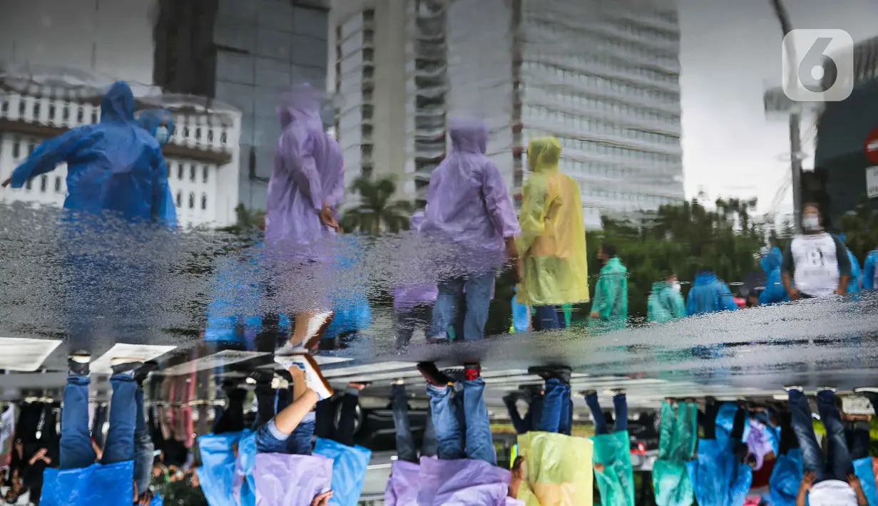 Elemen buruh dan mahasiswa menggelar aksi demonstrasi bertepatan dengan Hari Sumpah Pemuda di Kawasan Patung Kuda, Jakarta, Kamis (28/10/2021). Sejumlah tuntutan mereka salah satunya, pencabutan UU Nomor 11 Tahun 2019 tentang Cipta Kerja dan berbagai aturan turunannya. (Liputan6.com/Faizal Fanani)