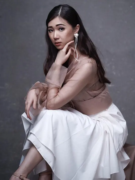 Menjadi beauty vlogger membuat penampilan Cynthian Sunartio terlihat maksimal. Di berbagai kesempatan ia selalu tampil anggun. Saat pemotretan ia tampil cantik dengan baju berwarna pastel dan rok putih. (Liputan6.com/IG/@cynthiansunartio)