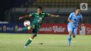 Pemain Persebaya Samsul Arif Munip menendang bola ke gawang Persela Lamongan dalam pertandingan babak penyisihan Grup C Piala Menpora 2021 di Stadion Si Jalak Harupat, Bandung, Sabtu (3/4/2021). Laga berakhir 0-0. (Bola.com/Ikhwan Yanuar)