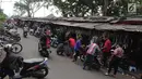 Suasana perdagangan di lokasi sementara (loksem) 37 di Jalan Kalibaru Timur, Senen, Jakarta (8/1). Loksem di kawasan Senen yang dibangun sejak tahun 1980 ini akan direnovasi total. (Liputan6.com/Angga Yuniar)