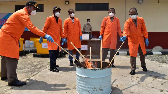 KKP memusnahkan 11,4 kg ikan segar asal Jepang dan 267 ekor ikan hias asal Kolombia