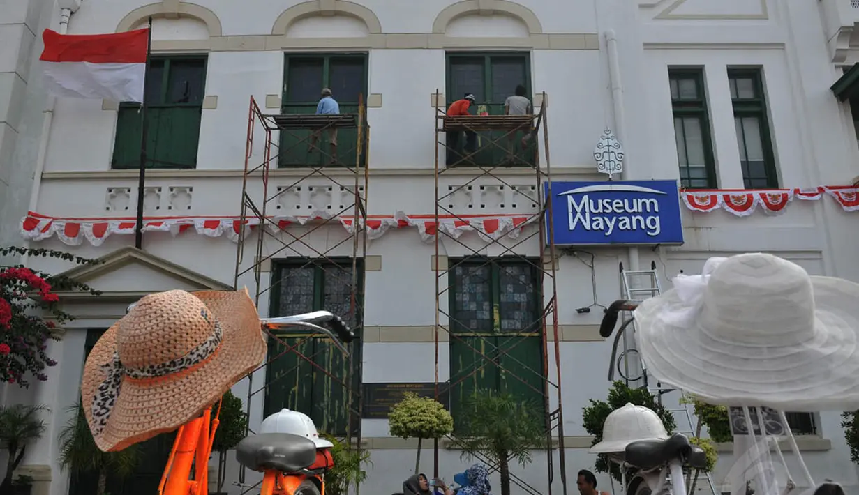 Sejumlah pekerja sedang memperbaiki bangunan Museum Wayang di Kota Tua Jakarta, Senin, (25/8/14). (Liputan6.com/Johan Tallo)