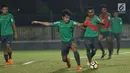 Pemain Timnas Indonesia U-19 berebut bola saat latihan perdana jelang laga melawan Jepang U-19 di Lapangan A Kompleks GBK, Jakarta, Kamis (22/3). Laga kedua tim akan digelar Minggu (25/3). (Liputan6.com/Helmi Fithriansyah)