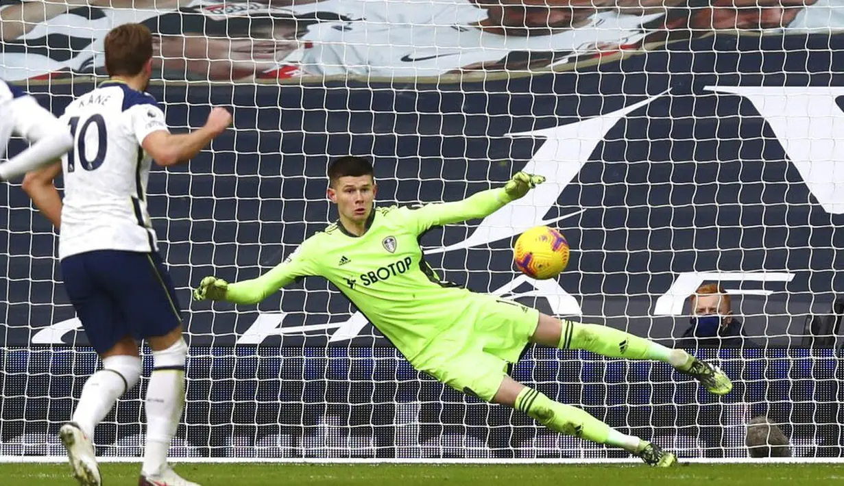 Striker Tottenham Hotspur, Harry Kane, mencetak gol melalui tendangan penalti ke gawang Leeds United pada laga liga Inggris di London, Sabtu (2/1/2021). Spurs menang dengan skor 3-0. (Julian Finney/Pool via AP)