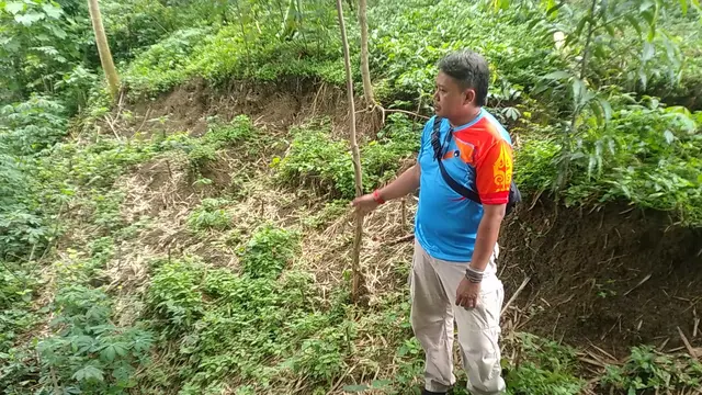 TRC BPBD Kabupaten Blora, Agung Tri saat diwawancarai Liputan6.com di lokasi longsoran belakang tembok TPQ At-Tin, Dukuh Kaliwangan RT 05 RW 03, Kelurahan Mlangsen, Kecamatan Blora, Kabupaten Blora, Jawa Tengah. (Liputan6.com/Ahmad Adirin)