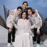 Di momen Ramadan tahun ini, Maia dan ketiga putra terlihat melakukan pemotretan dengan mengenakan baju muslim dari brand lokal. Credit: Instagram (@maiaestiantyreal)