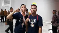 Dua penonton yang ikut menjadi saksi pembukaan Asian Games 2018 di Stadion Utama Gelora Bung Karno, Sabtu (18/8/2018). (Bola.com/Yus Mei Sawitri)