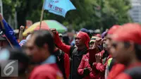 Buruh yang tergabung dalam Federasi Serikat Pekerja Metal Indonesia (FSPMI) saat menggelar aksi di Balaikota, Jakarta, Kamis (25/11). Dalam aksinya para buruh menuntut pencabutan PP Nomor 78 Tahun 2015 tentang pengupahan. (Liputan6.com/Faizal Fanani)