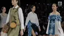 Model membawakan busana karya para perancang yang tergabung dalam Kopikkon pada Indonesia Fashion Week 2018 di JCC, Jakarta, Sabtu (31/3). Kopikkon merupakan bagian dari pengembangan ekonomi kreatif nasional bentukan Bekraf. (Liputan6.com/Faizal Fanani)