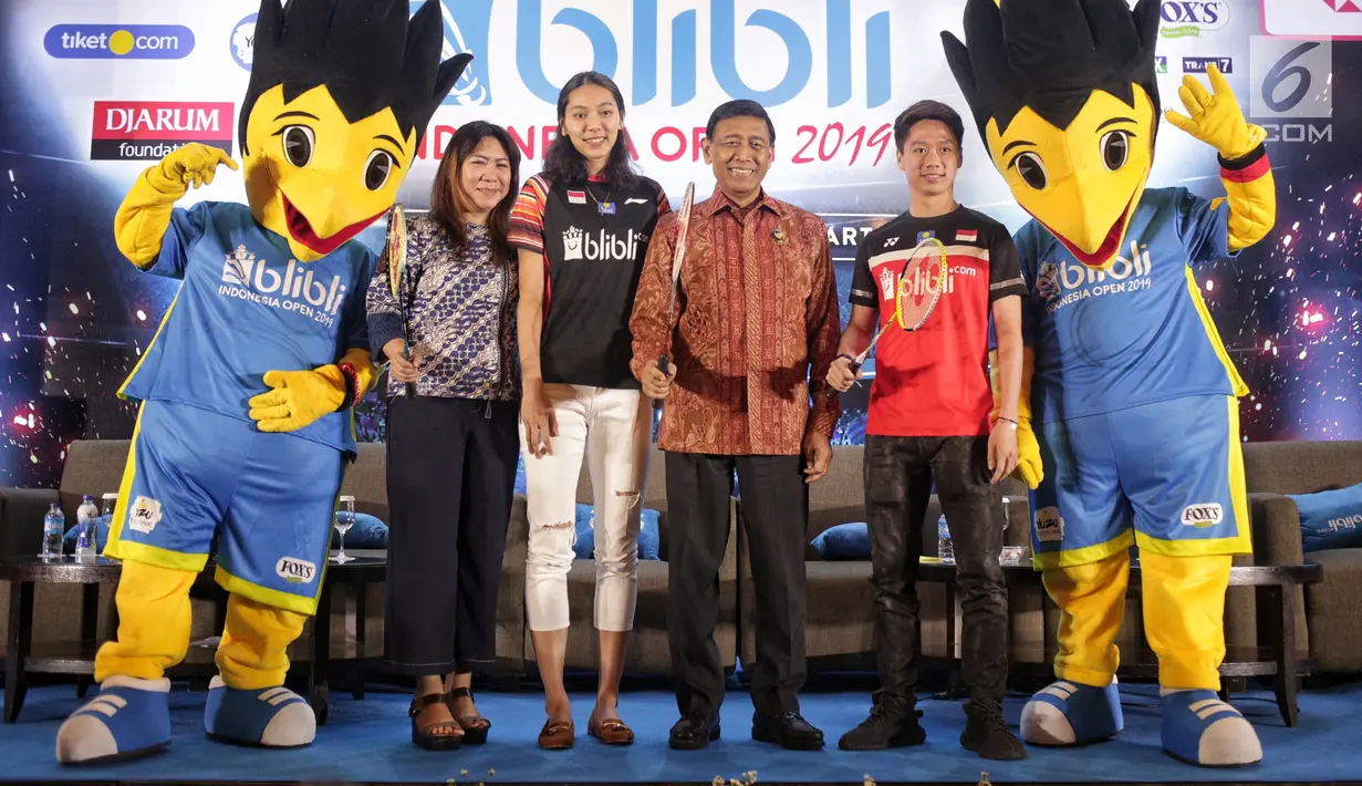 Atlet bulutangkis, Gloria Widjaja, Kepala Bidang Pembinaan dan Prestasi PP PBSI Susy Susanti, Ketum PP PBSI, Wiranto dan Atlet bulu tangkis Marcus Fernaldi Gideon foto bersama usai konferensi pers Indonesia Open 2019, Jakarta, Rabu (26/6/2019). (Liputan6.com/Faizal Fanani)