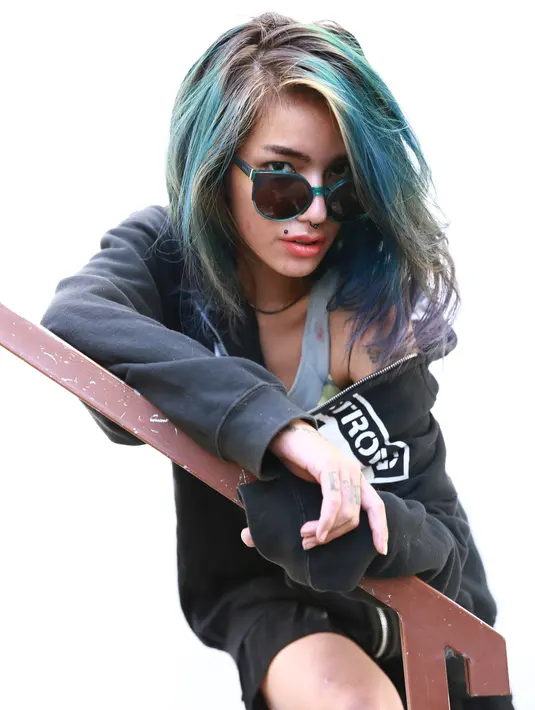 Demi menghidupi ketiga anaknya, pemain sinetron Anugerah itu membuka studio sulam alis dan sulam bibir di Bali. (Galih W. Satria/Bintang.com)