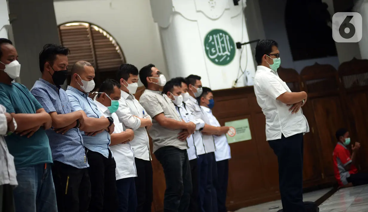 Umat muslim melaksanakan salat zuhur di Masjid Cut Meutia, Jakarta, Kamis (10/3/2022). MUI mengizinkan saf salat kembali rapat seiring kasus COVID-19 mulai landai, selain itu aktivitas pengajian di masjid dan perkantoran dapat dilaksanakan dengan disiplin menjaga kesehatan. (merdeka.com/Imam Buhori)