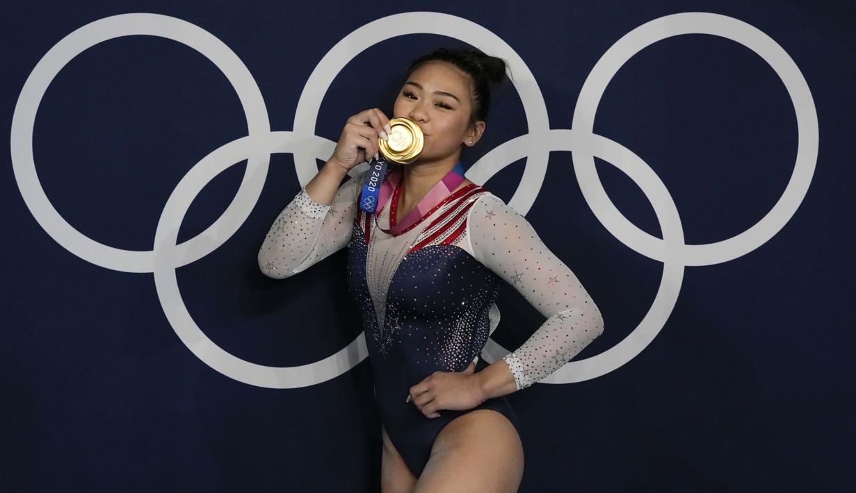 Atlet senam asal Amerika Serikat, Sunisa Lee berpose usai meraih medali emas dalam final senam artistik putri dalam ajang Olimpiade Tokyo 2020, Kamis (29/7/2021). (Foto: AP/Gregory Bull)