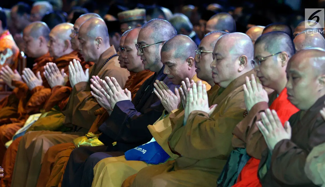 Sejumlah biksu khusyuk berdoa saat perayaan Dharmasanti Waisak Nasional 2562 BE/2018 di Tzu Chi Center, Jakarta, Senin (4/6). Acara bertema "Bersatu, Berbagi, dengan Cinta Kasih Membangun Bangsa'. (Liputan6.com/JohanTallo)
