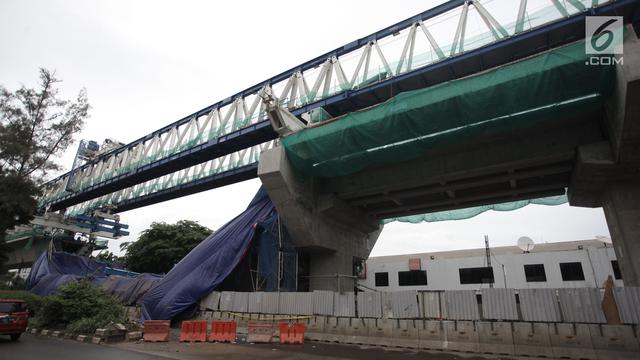 Konstruksi Proyek LRT di Kayu Putih Roboh