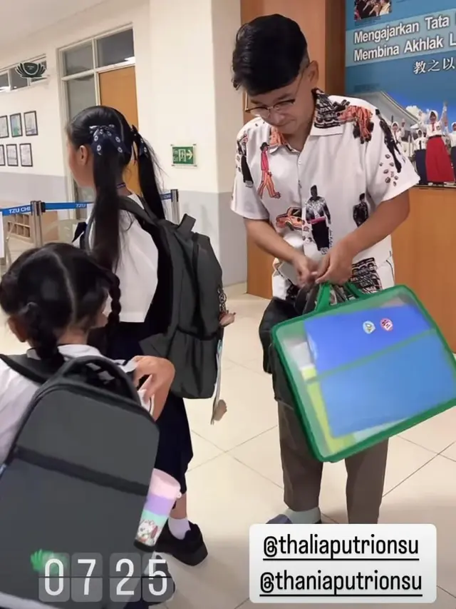 7 Potret Ruben Onsu Semangat Antar Thalia dan Thania Sekolah, Kasih Sayang Seorang Ayah (instagram/ruben_onsu).