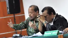 Sutan Bhatoegana bertanya pada saksi saat menjalani sidang lanjutan di Pengadilan Tipikor, Jakarta. Kamis (7/5/2015). Sidang untuk mendengarkan keterangan saksi terkait dugaan penerimaan gratifikasi di Kementerian ESDM. (Liputan6.com/Andrian M Tunay)