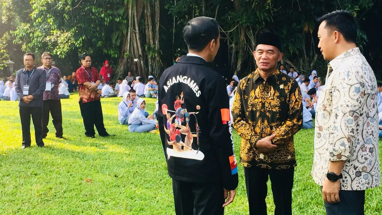 Presiden Jokowi mengenakan jaket Asian Games saat menerima 272 perwakilan siswa-siswi OSIS SMA berprestasi se-Indonesia di Istana Kepresidenan Bogor. (Merdeka.com/Titin Supriatin)