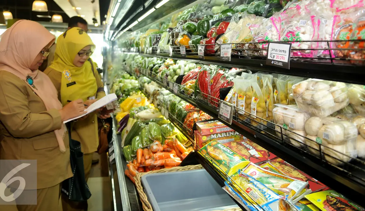 Petugas BPOM memeriksa beberapa sayuran saat inspeksi mendadak (sidak) di Pasar Modern Gelael, Jakarta, Selasa (7/6). Sidak dilakukan untuk memastikan tidak adanya kandungan seperti zat seperti borak, formalin, rodamin dll. (Liputan6.com/Gempur M Surya)