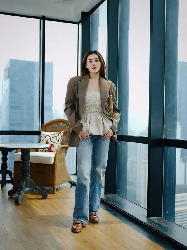 9 Potret Aaliyah Massaid Pakai Jeans, Kombinasi Outfit yang Stylish dan Inspiratif