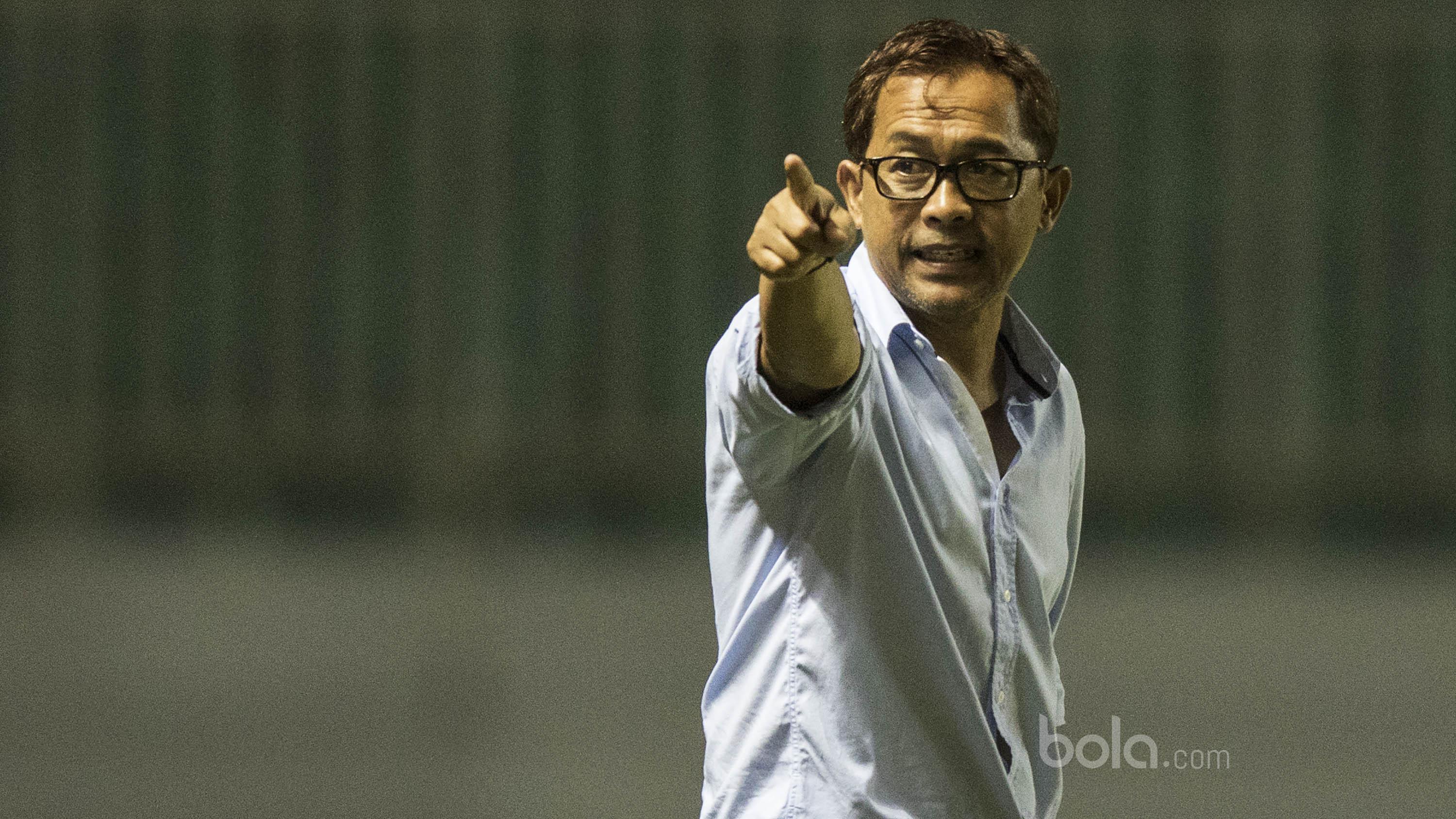 Pelatih Arema FC, Aji Santoso, memberikan instruksi saat melawan PS TNI pada laga Liga 1 di Stadion Pakansari, Bogor, Senin (3/7/2017). (Bola.com/Vitalis Yogi Trisna)