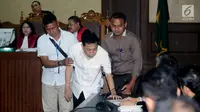 Tersangka korupsi proyek E-KTP Setya Novanto digiring masuk ruang persidangan di Pengadilan Tipikor, Jakarta, Rabu (13/12). Sidang diskors untuk melakukan pemeriksaan kesehatan terhadap Setya Novanto. (Liputan6.com/Helmi Fithriansyah)