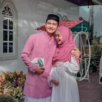 Ria Ricis tampil kompak dengan outfit bernuansa pink putih. Paduan yang segar di hari Lebaran membuat tampilannya semakin seru dan ceria. (Foto: Instagram/ Ria Ricis)