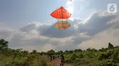 Sebuah layang-layang merah putih raksasa terbang diatas langit di kawasan Bambu Apus, Tangerang Selatan, Senin (17/8/2020). Layangan berukuran 10 X 9 meter yang ditarik menggunakan tambang diterbangkan dalam rangka memperingati HUT Ke-75 RI. (Liputan6.com/Fery Pradolo)