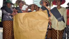 Puluhan petani yang didominasi kaum wanita menyambangi Gedung KPK, Jakarta, Kamis (22/11/2014). (Liputan6.com/Miftahul Hayat)