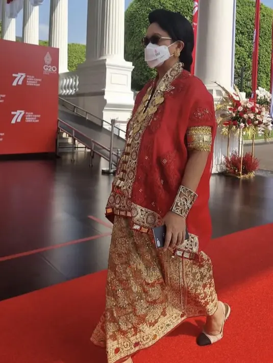 <p>Menteri Luar Negeri RI, Retno Marsudi memilih tampil cantik dengan baju bodo berwarna merah dari adat Bugis, Sulawesi Selatan. Dengan aksesori Ponto Bosara dan Sima&rsquo;taiyya. @retno_mursudi</p>