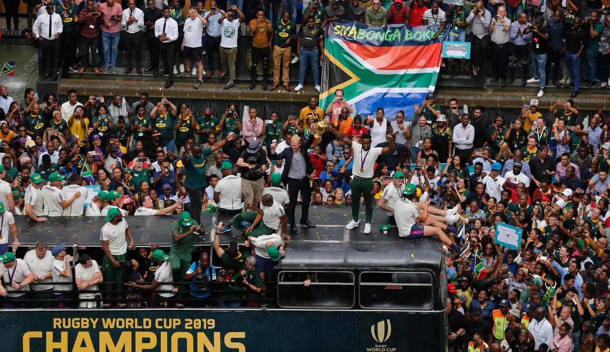 Kapten Timnas Afrika Selatan Siya Kolisi mengangkat trofi Webb Ellis saat parade kemenangan Piala Dunia Rugby 2019 di Kota Johannesburg, Afrika Selatan, Kamis (7/11/2019). Timnas Afrika Selatan meraih gelar juara Piala Dunia Rugby 2019 setelah mengalahkan Inggris di final. (AP Photo/Denis Farrell)