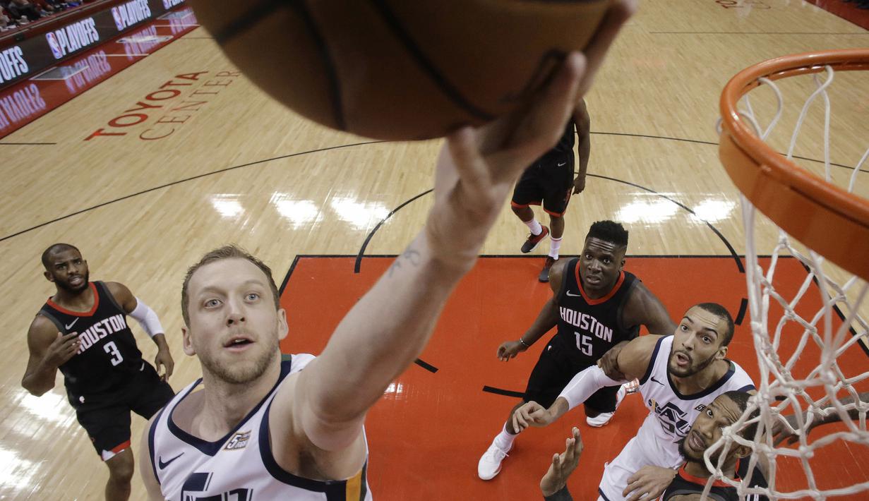Pemain Utah Jazz, Joe Ingles (2) mencetak poin saat melewati adangan para pemain Rockets pada playoff game kedua NBA basketball di Toyota Center, Houston, (2/5/2018). Utah Jazz menang 116-108. (AP/Eric Christian Smith)