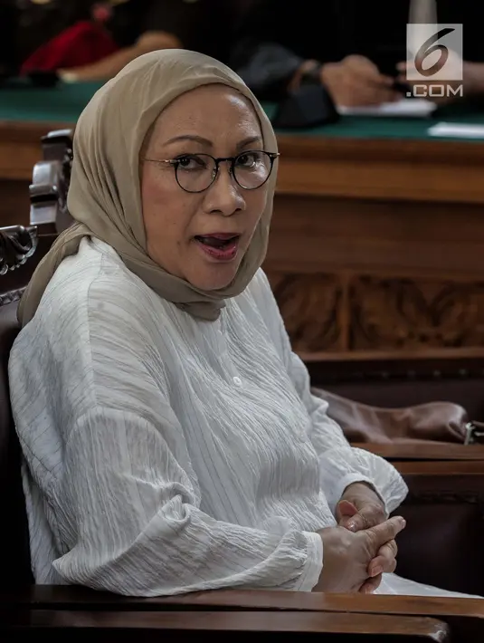 Ekspresi terdakwa kasus dugaan penyebaran berita bohong atau hoaks Ratna Sarumpaet saat menunggu sidang putusan di Pengadilan Negeri Jakarta Selatan, Kamis (11/7/2019). Ratna Sarumpaet sebelumnya dituntut jaksa penuntut umum dengan pidana enam tahun penjara. (Liputan6.com/Faizal Fanani)