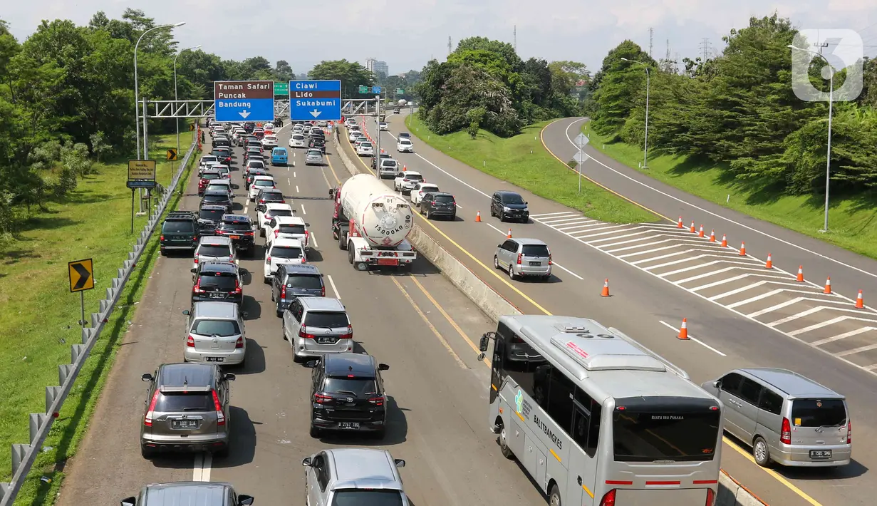 <p>Sejumlah kendaraan melintas ke arah Puncak di setelah pintu Tol Jagorawi, Kabupaten Bogor, Jawa Barat, Kaims (5/5/2022). Satlantas Polres Bogor memberlakukan sistem satu arah secara situasional untuk mengurai kepadatan lalu lintas di jalur wisata Puncak, Bogor pada libur Idul Fitri 1443H. (Liputan6.com/Herman Zakharia)</p>