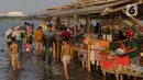 Tiket masuk yang terjangkau menjadi alasan utama warga untuk berkunjung ke Pantai Marunda. (Liputan6.com/Herman Zakharia)