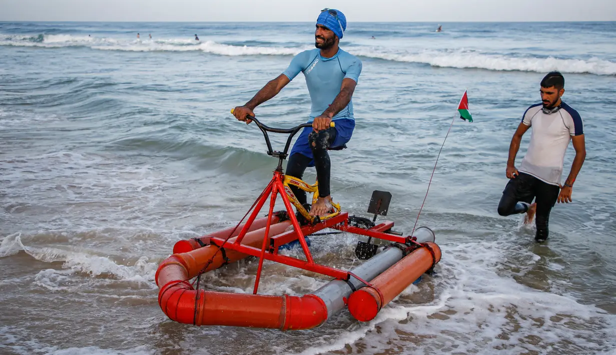 Nelayan Palestina menguji perahu kayuh yang dibuat khusus dari bahan daur ulang di sepanjang pantai di Beit Lahia, Jalur Gaza pada 29 September 2020. (Photo by MOHAMMED ABED / AFP)