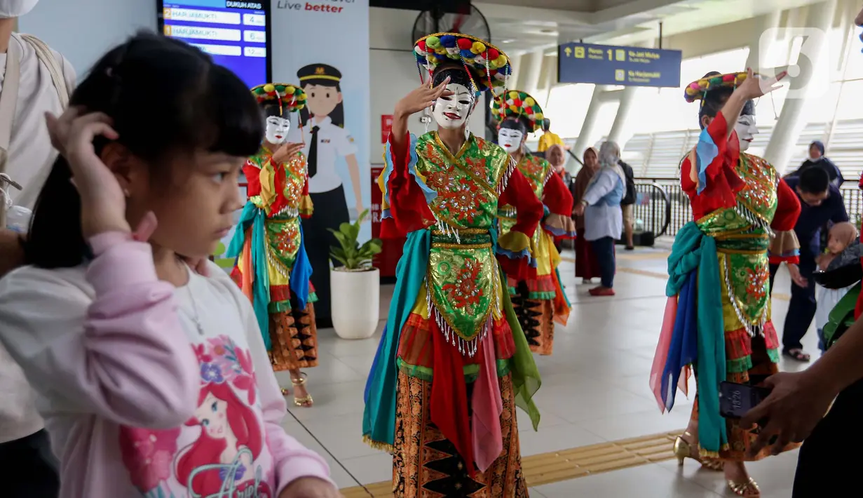 Selain itu, penampilan tarian juga untuk menghibur para penumpang yang akan mengisi hari libur dengan menikmati Kota Jakarta. (Liputan6.com/Angga Yuniar)