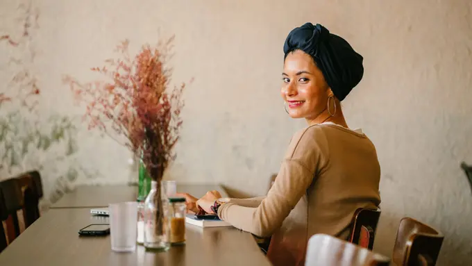 Ilustrasi perawatan wajah agar tidak kering selama bulan Ramadan