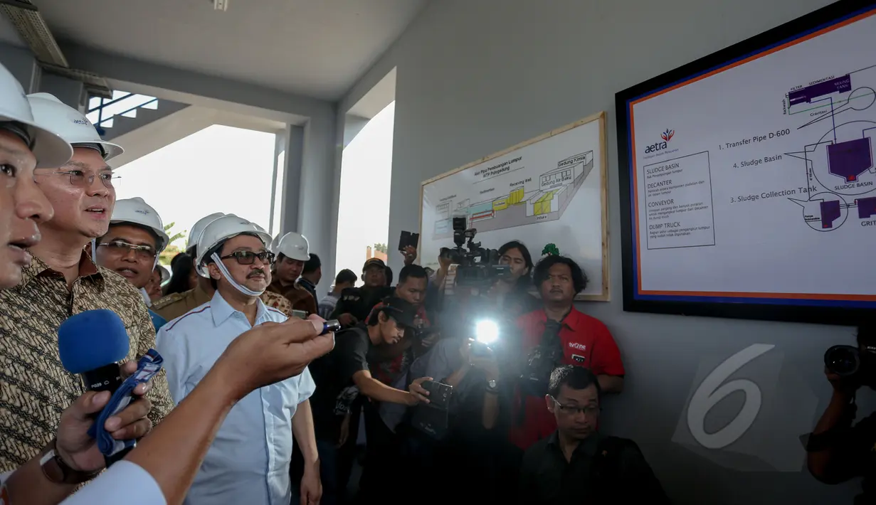Gubernur DKI Jakarta Basuki T Purnama (kedua kiri) mendengarkan penjelasan proses pengolahan lumpur, Jakarta, Selasa (19/5/2015). Aetra Indonesia memiliki 2 unit alat pengolahan lumpur, salah satunya di Pulogadung, Jakarta. (Liputan6.com/Faizal Fanani)