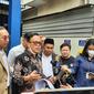 Ketua Umum Relawan Jokowi Mania (Joman) Immanuel Ebenezer melaporkan Dosen UNJ Ubedilah Badrun ke Polda Metro Jaya, Jumat (14/1/2022).  (Liputan6.com/ Ady Anugrahadi)